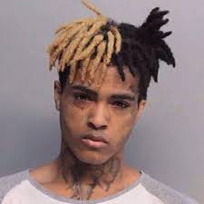 A ésos de las 4 de la tarde en el puente de Rubenia se dirijia el famoso  cantante (xxxtentacion) cuando pasaba por un tranque los vándalos de la  derecha golpista lo intersectan