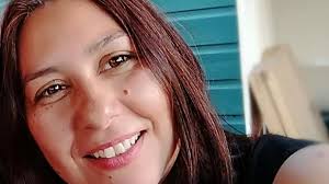 Adopted woman living in Scotland discovers she is Native American as she  meets dad's relatives