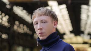 Avec son titre « fête de trop », le jeune artiste de 25 ans. L Etoffe D Eddy De Pretto