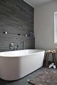 De telles couleurs ne donnent pas une atmosphère sombre, mais la rendent. Une Salle De Bains Grise Elegance Et Chic Contemporain Archzine Fr Salle De Bain Grise Decoration Salle De Bain Salle De Bains Moderne