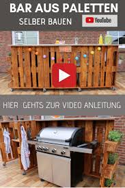 Richten sie kleine selbstgebaute bartheke aus holz im garten ein. Bar Bauen Bar Selber Bauen Paletten Richten Sie Kleine Selbstgebaute Bartheke Aus Holz Im Garten Ein