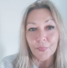 Eve Peacock's Instagram, Twitter & Facebook