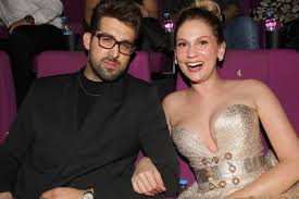 Farah zeynep abdullah, imdb starmetre listesinde ilk 500'e girmeyi başardı ve türk oyuncular arasında en çok puanı toplayan isim oldu. Farah Zeynep Abdullah Ve Reynmen Aski Belgelendi Iste Ilk Kare