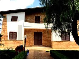 Inscriviti alla nostra newsletter e ricevi regolarmente aggiornamenti di nuove immagini gratuite Casa Di Campagna Con Rivestimento In Pietra Esterno La Pietra Taurina