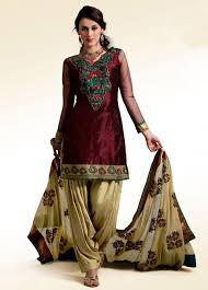 Di pasar dan di universiti, di. Baju Tradisional India Perempuan