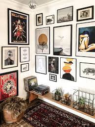 een gallery wall is een goede manier om je favoriete kunst naar voren te laten komen a gallery wall boheems huis eclectische inrichting huis ideeen decoratie