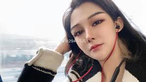 Thản nhiên trần truồng bấm điện thoại trên sóng trực tiếp, nữ streamer xinh  đẹp bị cho "bay màu"