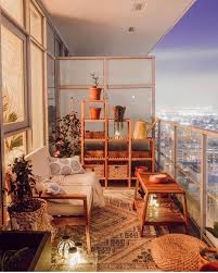 For the many that live in apartments and high rises, a balcony can be an oasis in the sky, no matter how small it is. Bild Konnte Enthalten Personen Die Sitzen Tisch Und Innenbereich In 2020 Budget Home Decorating Small Balcony Decor Home Decor Inspiration