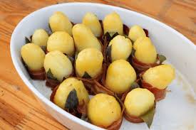 Pommes De Terre Lard Et Herbes Cuisine Facile Com Recette Recettes De Cuisine Portugaise Herbes De Cuisine Recette Pomme De Terre