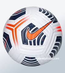 Pequena multidão recebe o palmeiras aos gritos de bicampeão. Balon Nike Flight Copa Libertadores 2021