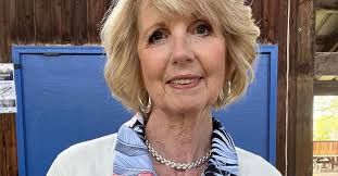 76 yaşındaki kadın giyim tarzıyla geleneksel kalıplara meydan okuyor