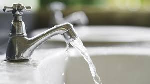 Das sieb am auslauf des wasserhahns zu reinigen. Kalkablagerungen Am Wasserhahn Entfernen