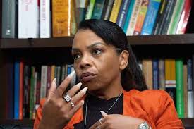 Mãe de MC Kevin atua como empresária para manter legado do filho