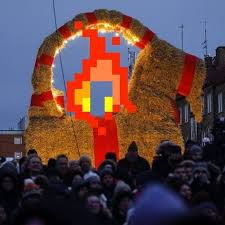 Schon in der nacht zwischen dem ersten und zweiten dezember setzten brandstifter den riesigen julbock in brand. Gavlebocken Photos Facebook