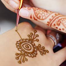 Typically a henna tattoo stays on anywhere from one to three weeks. Henna Tattoo Artisan Downtown Disney Kaman S Art Jobs