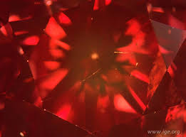 La bruja accedió a decírselo y siguió un hilo rojo que lo llevó hasta un mercado en la calle donde una campesina vendía productos con una bebé en brazos. Rayar Los Diamantes Para Identificarlos Instituto Gemologico Espanol