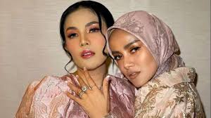 Siapa yang tidak mengetahuinya dengan wanita cantik istri dari seorang komedian ini, dan kabar yang tidak. Ramai Hoax Video Syur Nathalie Holscher Nikahan Boy William Ditunda