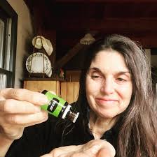 Anyone had this experience where people say you smell amazing when you hug  and don't want to let go- I love these extended hugs and knowing that I am  giving my friend