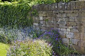 Das erste große projekt im garten sollte ein erdwall übereck an der grundstücksgrenze werden. Gartenmauer Gestalten Ideen Fur Ein Einzigartiges Mauerwerk
