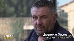 Sébastien parle de l'amour avec son ami Francis dans L'amour vu du pré