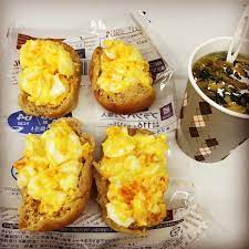 やる気なさすぎの昼ごはん ローソンでゆで卵つとブランパンかって職場でマヨネーズいれた チーズとお肉は夜に食べるよ カムカム30 mec食 ダイエット diet 糖質制限 lowcarb ローソン ブランパン カムカム30 寒い by maestro ice cream