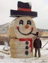 Ms townsend said 35 big round hay bales were used and 20 square bales to make the 18 installations that can be seen around the town. Awesome Snowman Made Of Round Bales Of Hay Hay Bale Decorations Hay Bale Art Hay Bales