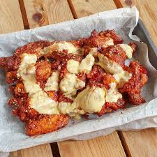 Ayam goreng nan garing dan lembut, dibalur dengan sos pedas manis pekat melekat sedap menjilat jari sekarang boleh anda buat sendiri di rumah. Resepi Ayam Goreng Korea Yang Mudah Dan Sedap
