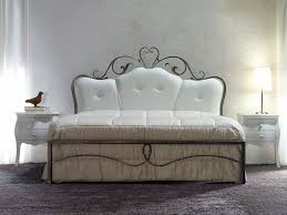 I letti in ferro battuto possono essere creati seguendo linee moderne o tradizionali ed abbinarli a comodini o lampade sempre in ferro. Letti Imbottiti Capitonne In Versione Classica Cose Di Casa Letto Matrimoniale Letto Ferro Battuto Camera Da Letto Ferro Battuto