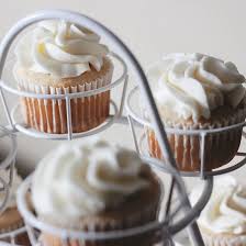 Recette De Glacage A La Vanille Coup De Pouce Best Frosting Recipe White Cupcake Recipes Cupcake Recipes