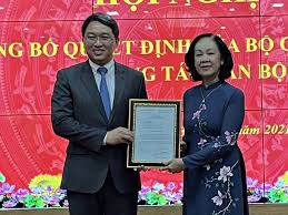Cao cấp lý luận chính trị, tiến sĩ luật, cử nhân hành chính. Szeynhgcenmazm