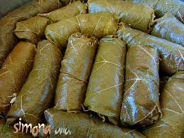 Frunze conservate de vita de vie, 500g carne tocata amestec, 1 cescuta orez, 2 cepe, 1 lingura pasta tomate, 200g costita afumata, 3 rosii, 500g pulpa de rosii, 50ml ulei, vegeta, boia afumata, cimbru, piper, sare. Sarmale In Foi De Vita Cele Mai Gustoase Sarmale Simonacallas