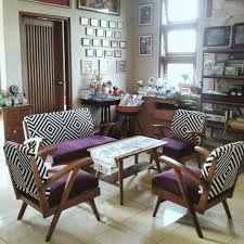 Dilansir dari decoist, shabby chic merupakan konsep desain interior yang menampilkan gaya usang atau bekas pakai, namun punya kesan antik yang hangat. Desain Ruang Tamu Jadul