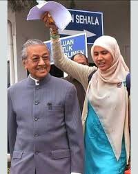 Status perkahwinan ahli parlimen lembah pantai nurul izzah anwar dan suaminya raja ahmad sharir iskandar raja salim akan. Izzah Letak Jawatan Dr M Tak Tahu Azmin Mahu Jawapan Minda Rakyat