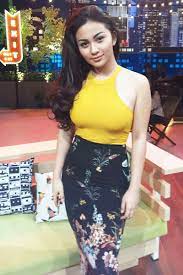 Pake kerudung , gua kira pake baju ehh ternyata ga ada bajunya full video : Kumpulan Foto Artis Cantik Pakai Tank Top Seksi Dzargon