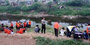 Selanjutnya jika mimpi tentang anak kandung hanyut terbawa arus sungai yang di mimpikan oleh wanita single, maka arti mimpinya adalah : Bocah 14 Tahun Yang Hanyut Di Kali Bekasi Sempat Dilarang Menyeberangi Sungai