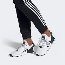 The adidas nmd_r1 or runner displays the boost midsole technology that delivers underfoot comfort and endless energy return to its wearers. Nmd R1 V2 Schuh In Weiss Und Schwarz Adidas Deutschland