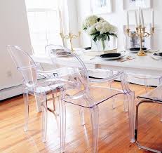 Üzerinde çeşitli yemekler, iştah çekici salatalar ve meyveler bulunan bir yemek masası görmek, zenginliğe, bolluğa ve refaha, boş bir masa ise. Ruyada Masa Sandalye Gormek Bahce Dekorasyon