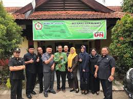 A casa sua gli altri componenti della famiglia non se la passano meglio e il suo contributo era essenziale. Komisi A Kembali Sidak Smpn Dprd Kabupaten Tulungagung