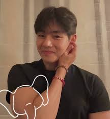 His moles is social distancing now 😵‍💫