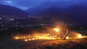 Zu sehen sind an den berghängen traditionellerweise christliche symbole wie kreuze. Herz Jesu Feuer Juni Design Hotel Tyrol In Sudtirol Bei Meran