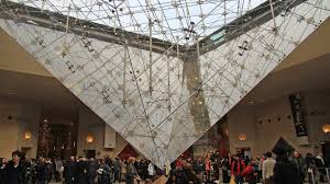 Un element arhitectural ce tine de epoca noastra contemporana, ce este amplasat alaturi de un centru cultural vechi de sute de ani, respectiv muzeul luvru din paris, este redat acum de aceste tablouri deosebite! Muzeul Luvru Piramida Fotografie GratuitÄƒ Pe Pixabay