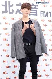 His father is taiwanese and his mother is korean. ç•¢æ›¸ç›¡ä¸Šæµ·