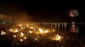 Por eso celebran la noche de san juan siempre cerca de un río, lago o del mar y con hogueras grandes. Noche De San Juan De Cientos De Hogueras En La Playa A Cientos De Policias Por La Prohibicion