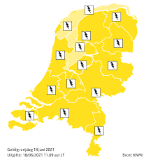 De buien trekken vanuit het zuiden langzaam over het land richting het noorden/noordoosten. Fyycxsw5qdrxcm