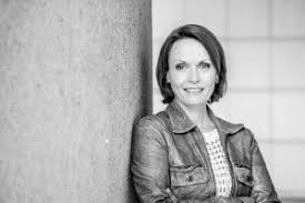 Sie ist 40 jahre alt (stand : Homepage Simone Standl Wdr Moderatorin
