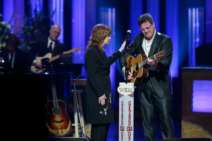 Flashback: Vince Gill's Reduced to Tears During Emotional Performance at  George Jones' Funeral
