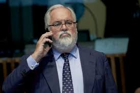 A member of the partido popular, arias served as minister for agriculture, food and environment in the spanish government from 2011 until 2014. Miguel Arias Canete Pedro Sanchez Debe Poner El Mismo Interes En Formar Gobierno Que El Que Tuvo Con Timmermans En Europa Espana