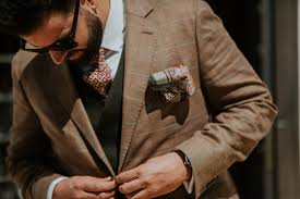 Si buscas un look realmente elegante, echa un vistazo a nuestra selección de camisas negras para hombre. Como Vestir A Un Hombre Para Una Boda Con Traje O Informal