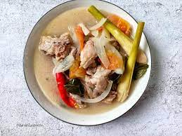 Beberapa ketul ayam yang siap digoreng dimakan sambil memasak. Resepi Tomyam Putih Ayam Simple Lagi Mudah Kuah Sedap Guna Kiub Ayam Kitpramenulis