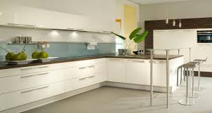 Schwarz weisse kuche welche wandfarbe. Weisse Kuche Dunkle Arbeitsplatte Heller Boden Kuche Magnolie Wohnung Kuche Kuche